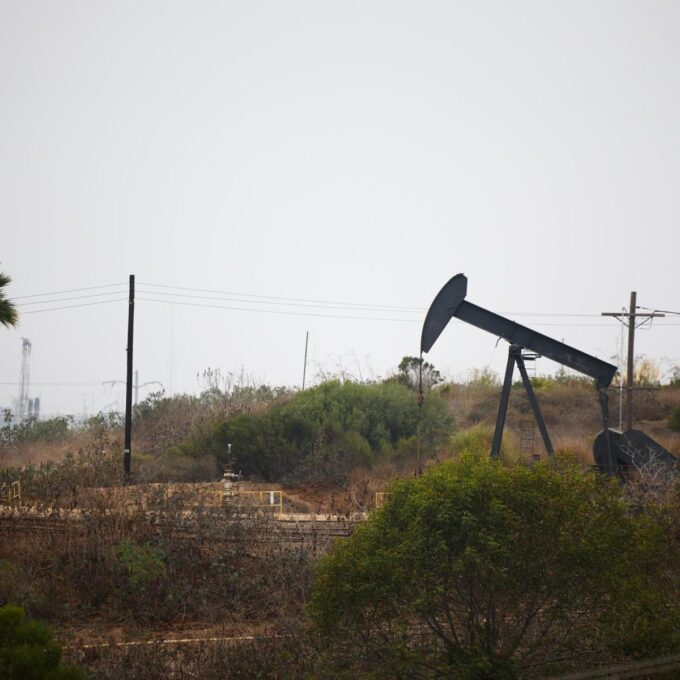 El petróleo de Texas cierra agosto en 85,76 dólares tras los ataques entre EE. UU. e Irán