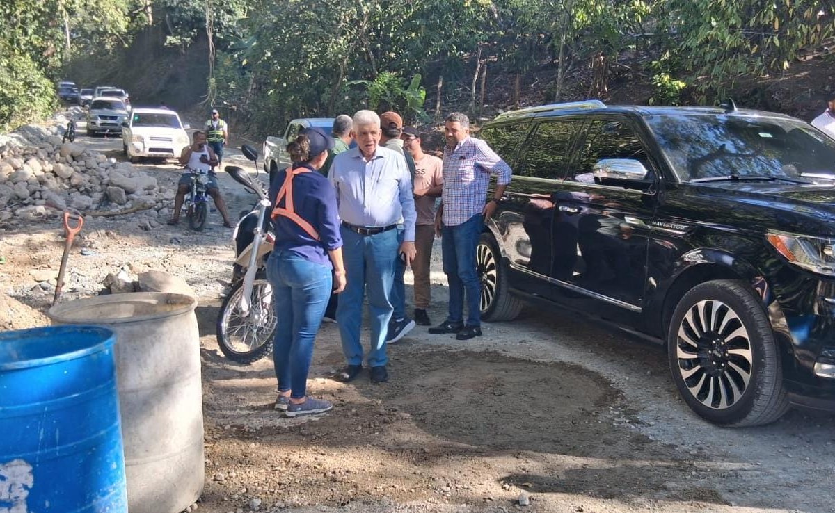 Ministro Eduardo Estrella supervisa puente de La China Vieja y ordena agilizar su terminación en Puerto Plata