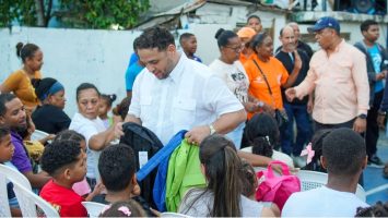Valoran en NY entrega de útiles escolares por parte de Manuel Cruz en Los Girasoles