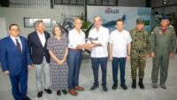 Presidente Abinader y su homólogo hondureño Nasry Asfura recorren Base Aérea de San Isidro