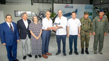 Presidente Abinader y su homólogo hondureño Nasry Asfura recorren Base Aérea de San Isidro