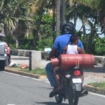 Captan motorista transportando a un niño y un tanque de gas en la avenida España