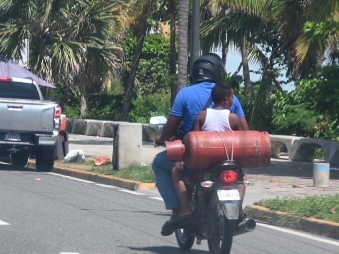 Captan motorista transportando a un niño y un tanque de gas en la avenida España