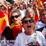 Miles de personas protestan en España por la respuesta del gobierno de Pedro Sánchez a la crisis migratoria en Ceuta
