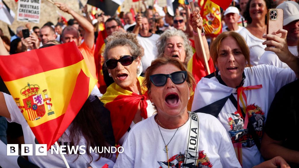Miles de personas protestan en España por la respuesta del gobierno de Pedro Sánchez a la crisis migratoria en Ceuta