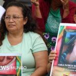"Hace cuatro años que no lo veo y ya no sé si existe o no": las mujeres que buscan a sus hijos en las cárceles de Bukele