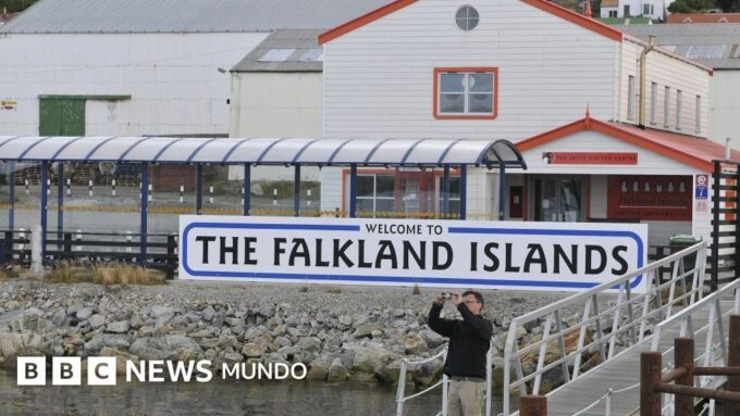 Por qué volvió la tensión entre Argentina e Inglaterra por Malvinas/Falklands 44 años después de la guerra