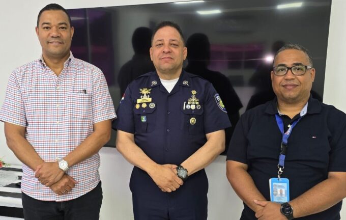 Coronel René Luna anuncia reforzamiento de seguridad y acercamiento con comunitario de SDO