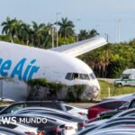 Al menos 5 muertos luego de que un avión se salió de pista, atropelló varios vehículos y se incendió en el aeropuerto de Miami