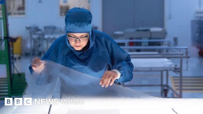 La compleja ingeniería que se requiere para fabricar las ventanillas de los aviones