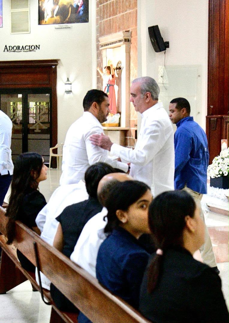 Abinader participa en misa por fallecimiento de madre de Miguel Medina