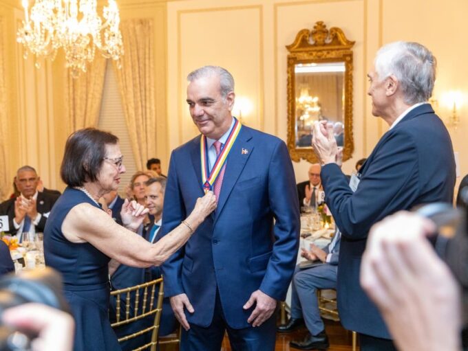 Abinader recibe máxima distinción de Americas Society y destaca límite a la reelección como legado democrático