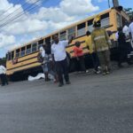 Dos muertos y dos heridos deja choque entre motocicleta y guagua en carretera La Otra Banda-Higüey