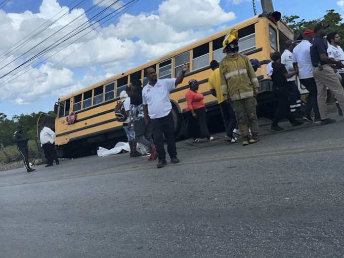 Dos muertos y dos heridos deja choque entre motocicleta y guagua en carretera La Otra Banda-Higüey