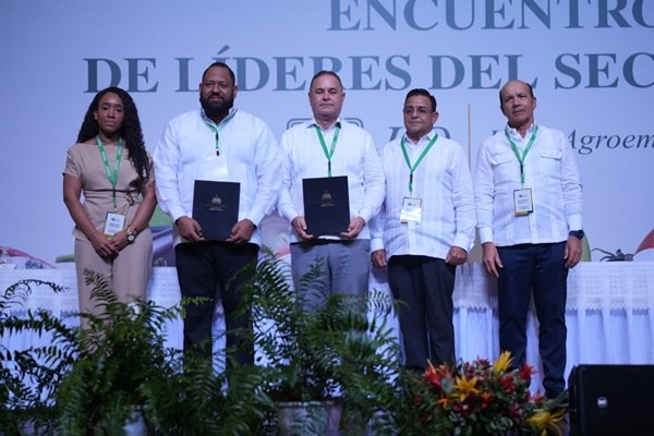 Agricultura y UNPHU financiarán becas para formar 30 nuevos ingenieros agrónomos