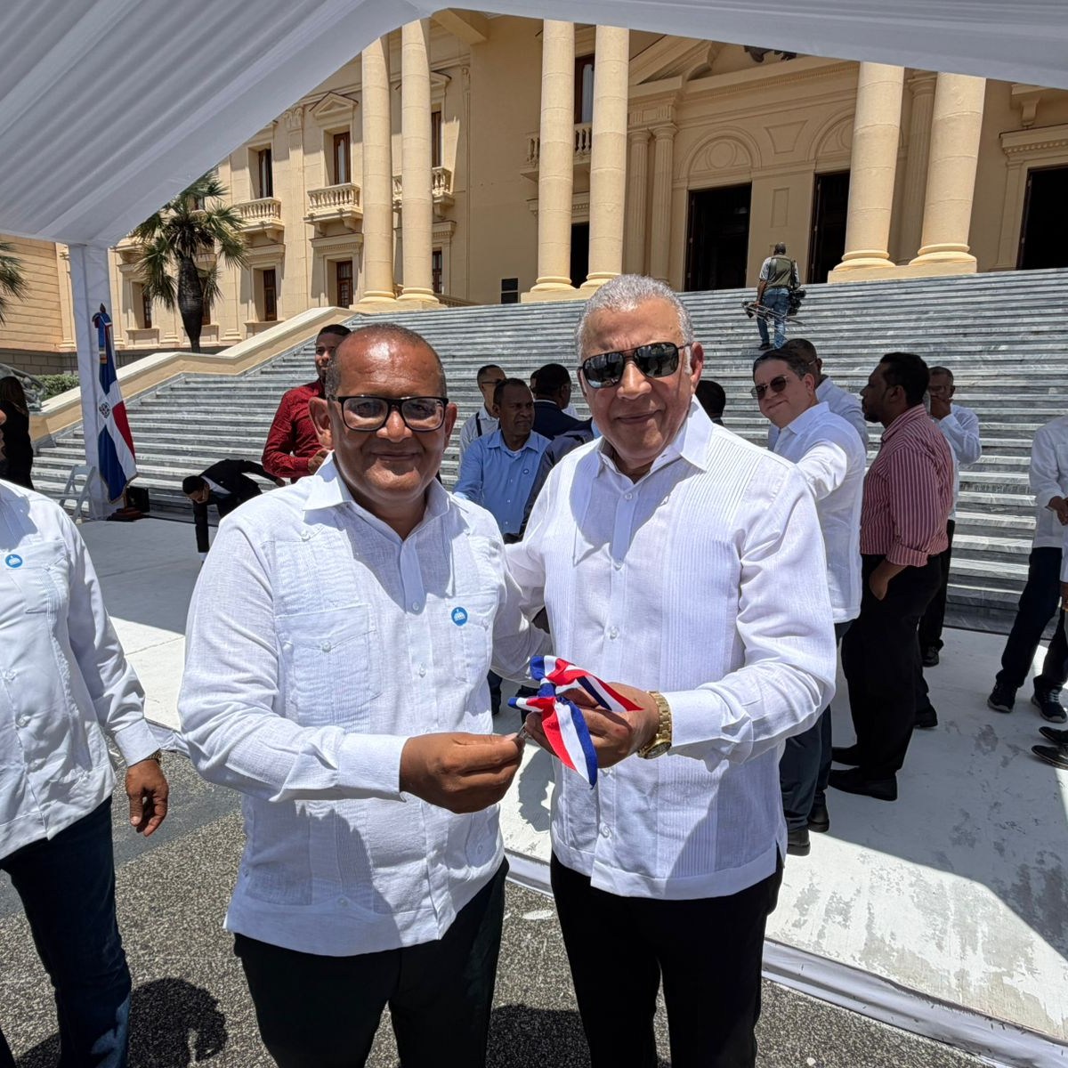 Municipio de Mella recibe camión recolector de desechos sólidos