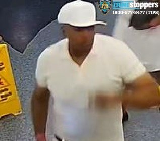 Asaltan hispano en el Alto Manhattan; arrestan y acusan hombre de asesinato mujer en mismo vecindario