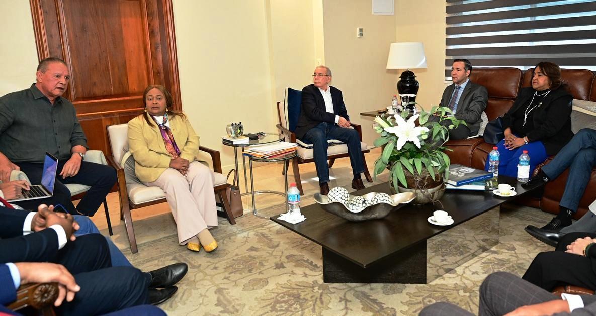 Bloque de diputados del PLD sostiene reunión con su dirección partidaria