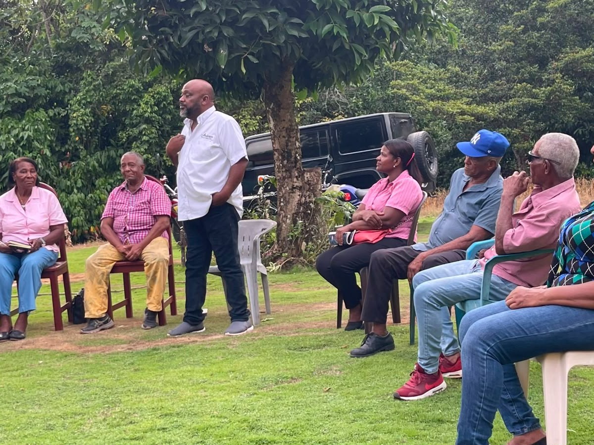(VIDEO) Comunitarios de Los Prados, en Monte Plata solicitan al Gobierno construcción de cancha e iglesia