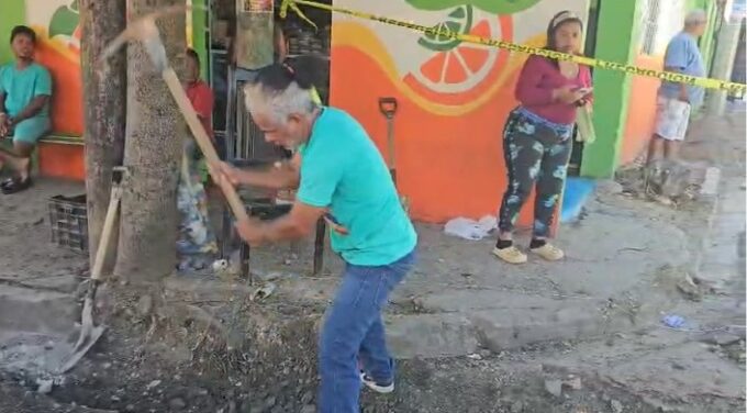 Comunitarios reúnen fondos para reparar badén en Las Carmelitas, La Vega