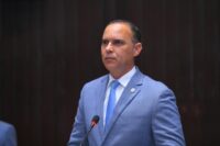 Diputado Emíl Durán pide aumento salarial para personal administrativo de escuelas