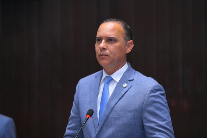 Diputado Emíl Durán pide aumento salarial para personal administrativo de escuelas