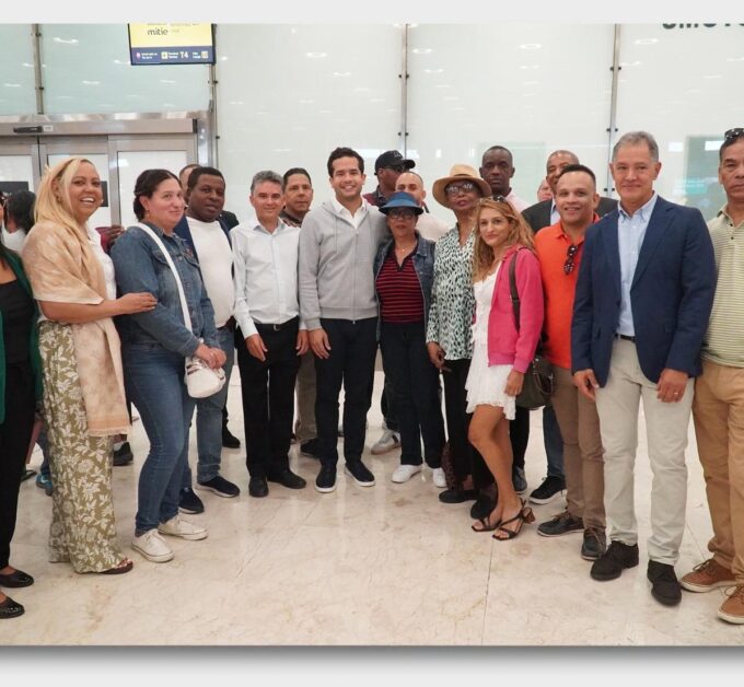 Dirigentes de la Fuerza del Pueblo en Madrid reciben al senador Omar Fernández