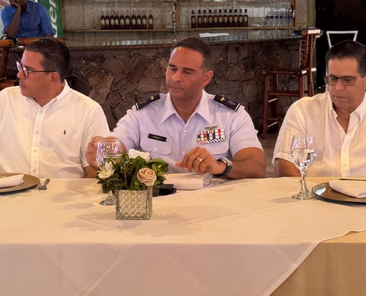 Comandante de la Base Aérea de Puerto Plata se reúne con miembros de la prensa