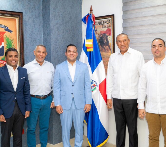 Elmerk Jonas anuncia primer Foro Legislativo Plus tras reunirse con senadores