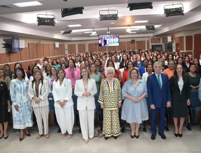 Ministerio de la Mujer y OEA fortalecen liderazgo político de cientos de féminas