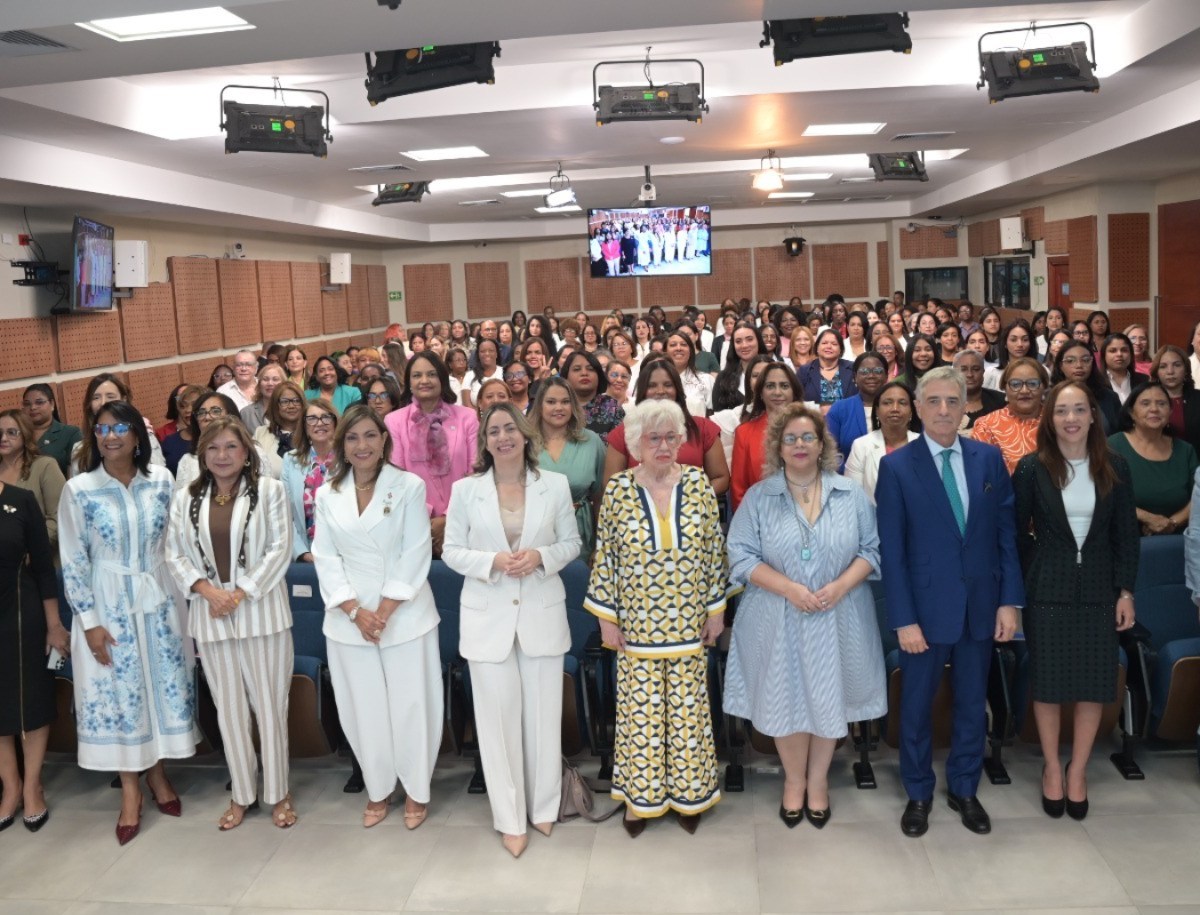 Ministerio de la Mujer y OEA fortalecen liderazgo político de cientos de féminas