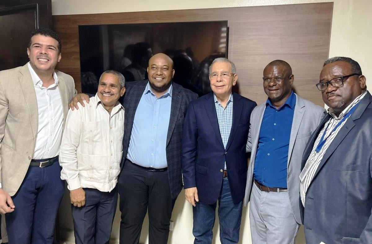 Danilo Medina juramenta en el PLD dirigentes del PRM y FP de Boca Chica