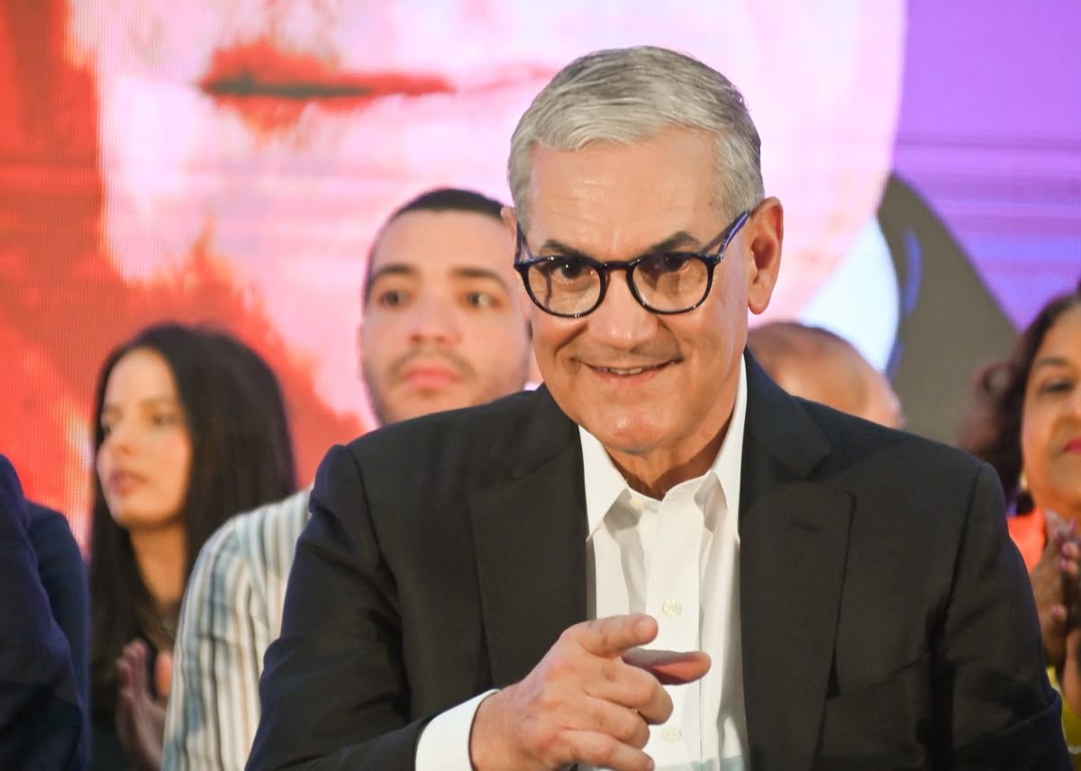 Entre aplausos y consignas, dirigentes del PLD reciben a Gonzalo Castillo en asamblea nacional