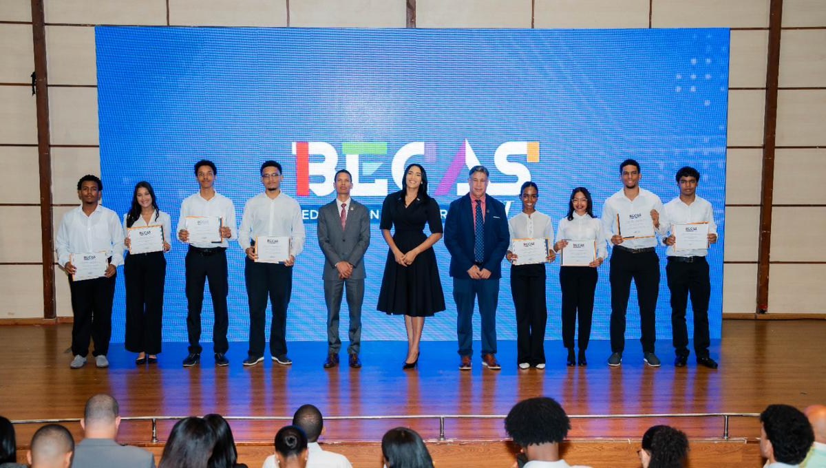 ITLA entrega 118 becas con inversión de RD$11 millones
