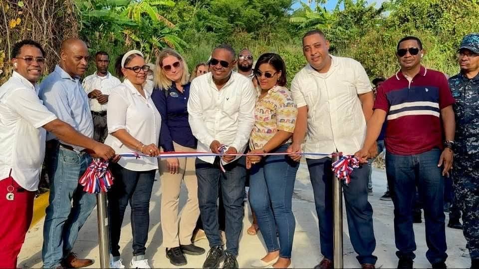 Inauguran calle construida en zona escarpada del sector Don Gregorio, en Maimón de Puerto Plata