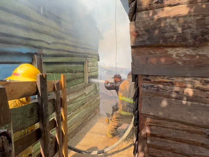 Incendio afecta varias viviendas y negocio de bebidas alcohólicas en Dajabón