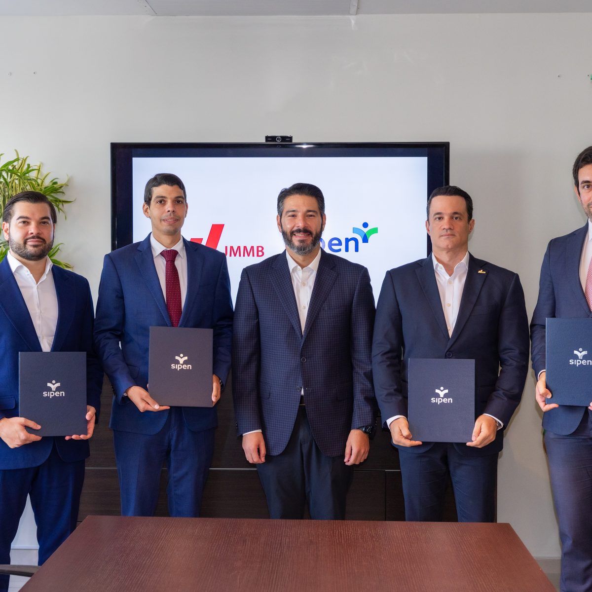 JMMB se convierte en el primer grupo de empresas financieras en recibir el sello «Aquí Sabemos de Pensiones»