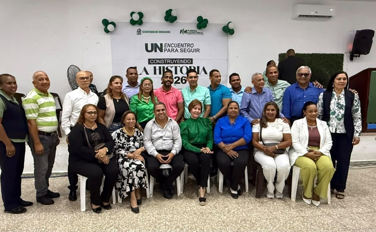 Josefina Pimentel encabeza asamblea en SFM y juramenta maestros en la FP