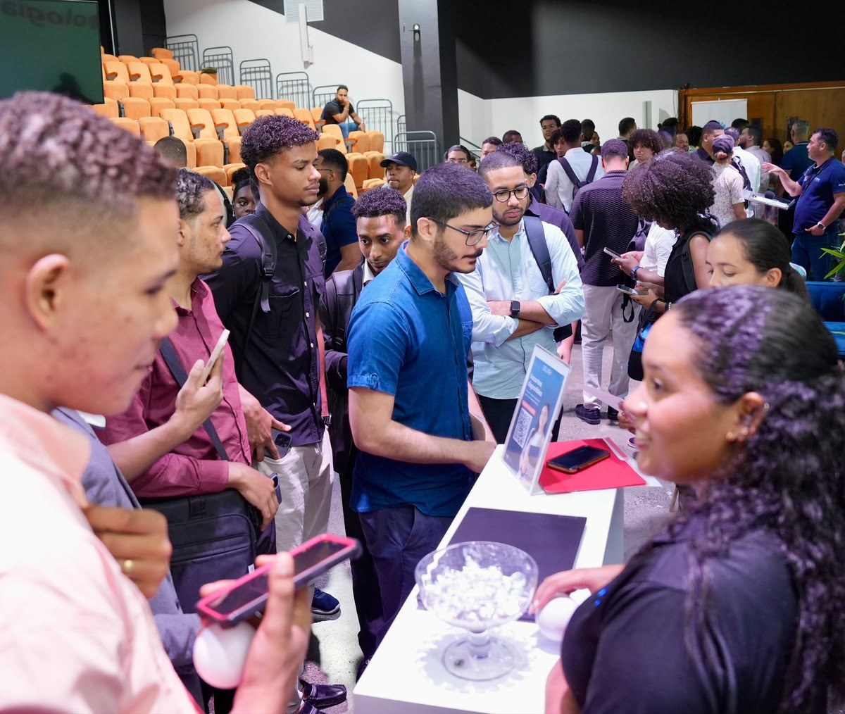 Talento Digital realiza feria de empleos para estudiantes que culminaron programa tecnológico