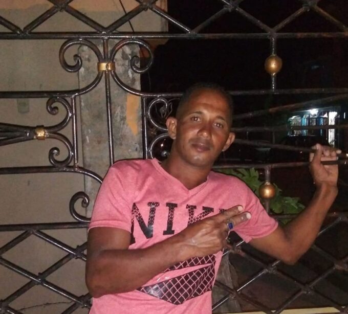 Hombre muere tras su motocicleta impactar con poste del tendido eléctrico en Hato Mayor