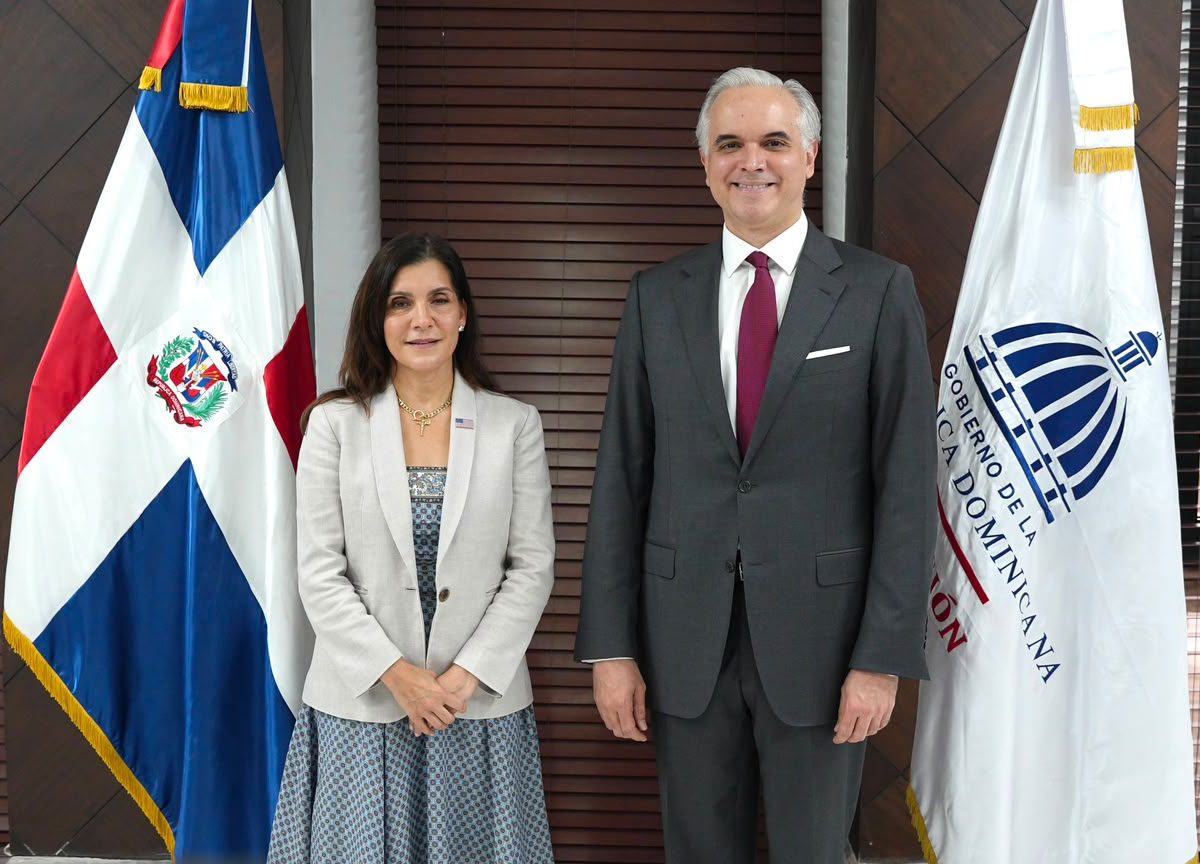 Ministro de Educación y embajadora de EE. UU. abordan cooperación en bilingüismo y tecnología