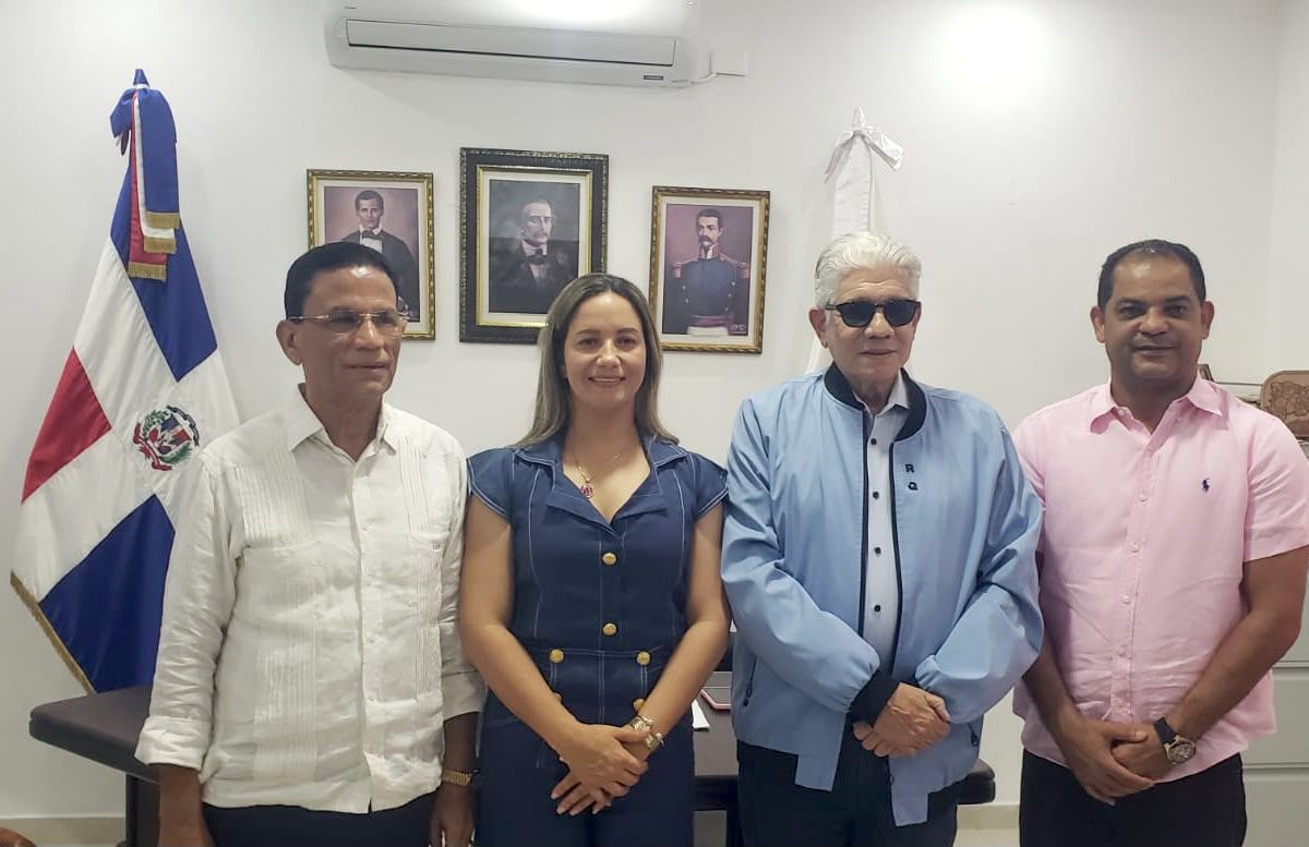 Ministro de Obras Públicas da seguimiento en Valverde a proyectos de infraestructura vial