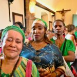 Entre promesas y oraciones, devotos de San Miguel acuden a tradicional misa en la Zona Colonial