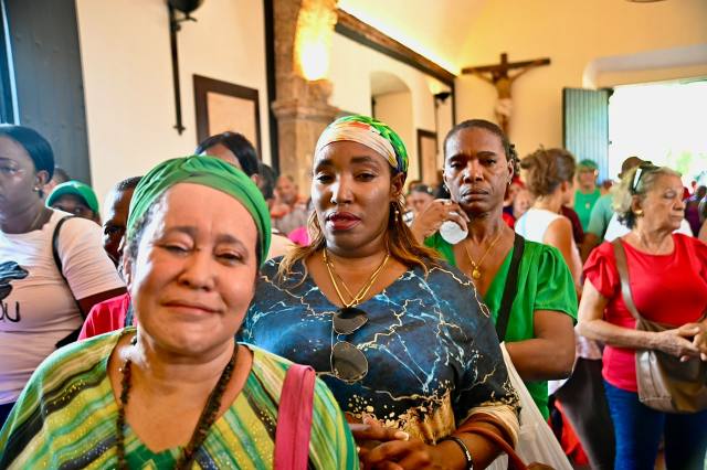 Entre promesas y oraciones, devotos de San Miguel acuden a tradicional misa en la Zona Colonial