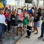 Moradores de Los Alcarrizos denuncian que dejan de comprar comida para adquirir agua