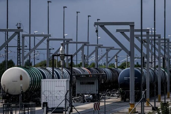 El brent sube un 1,02 %, hasta 105,68 dólares, por el aumento de tensión en Oriente Medio