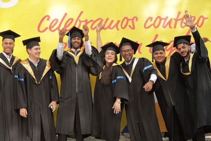 PUCMM celebra graduación y llama a actuar sin “ciclos políticos” frente a resultados de PISA