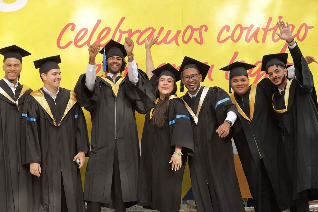 PUCMM celebra graduación y llama a actuar sin “ciclos políticos” frente a resultados de PISA