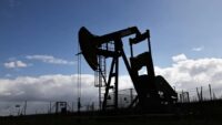 El petróleo de Texas sube un 3,3 % tras los últimos ataques entre EE. UU. e Irán