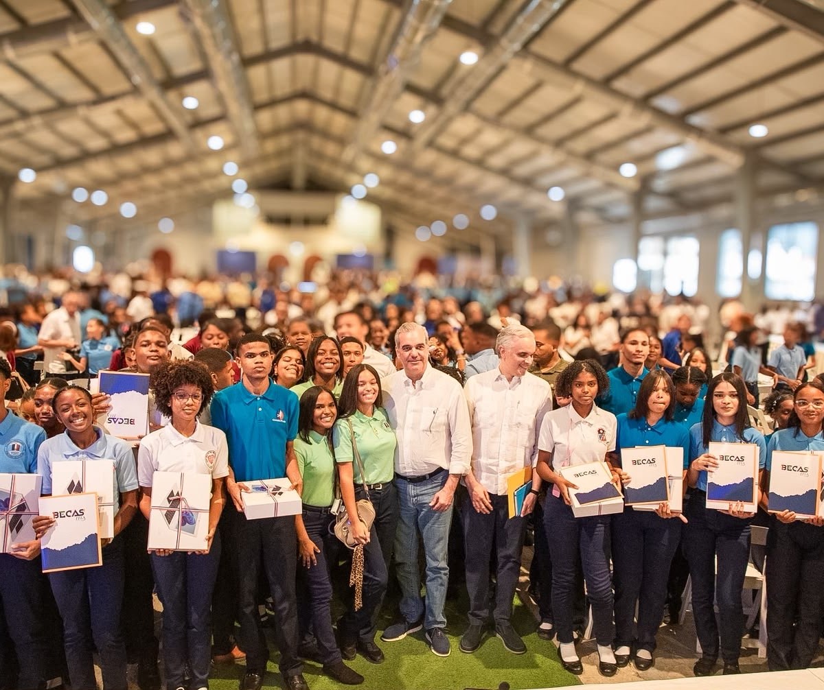 Presidente Abinader dialoga con jóvenes de San Cristóbal y anuncia inauguración del Hospital Traumatológico